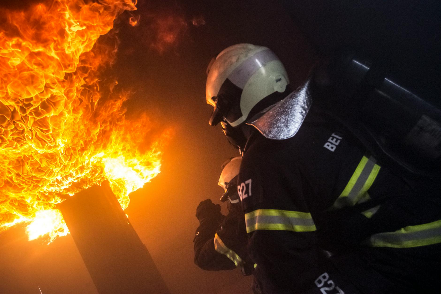 Feuerwehreinsatz gegen einen Brand in einem Gebäude