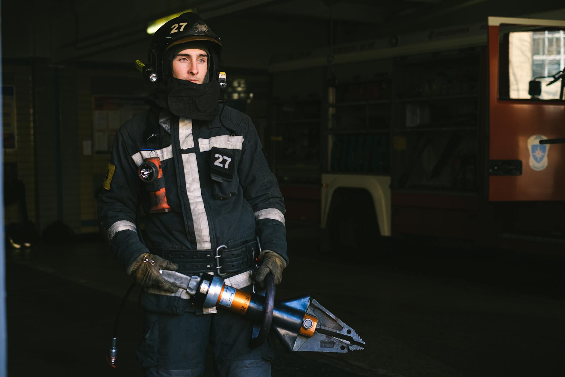 Feuerwehrmann mit hydraulischem Rettungsgerät